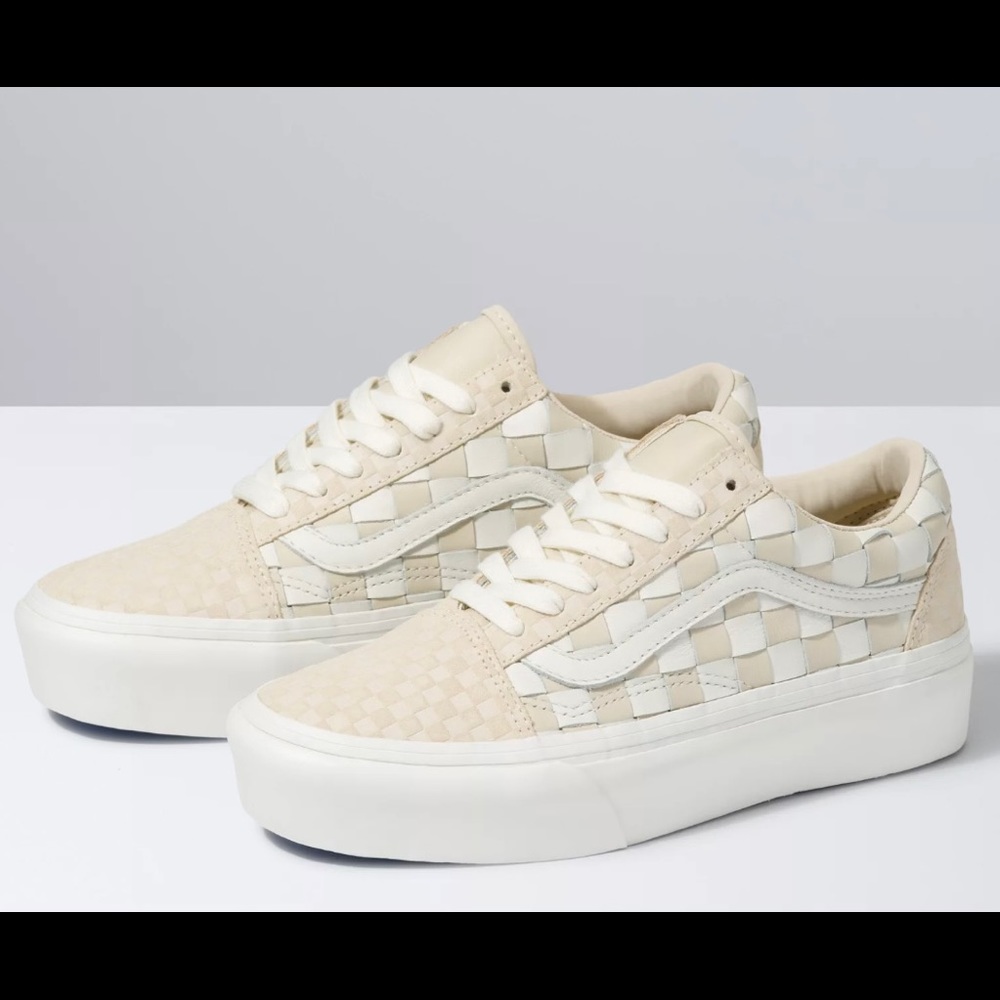 Unisex Vans old school checker sneakers size 5.5 men and 7 in women. BNIB.